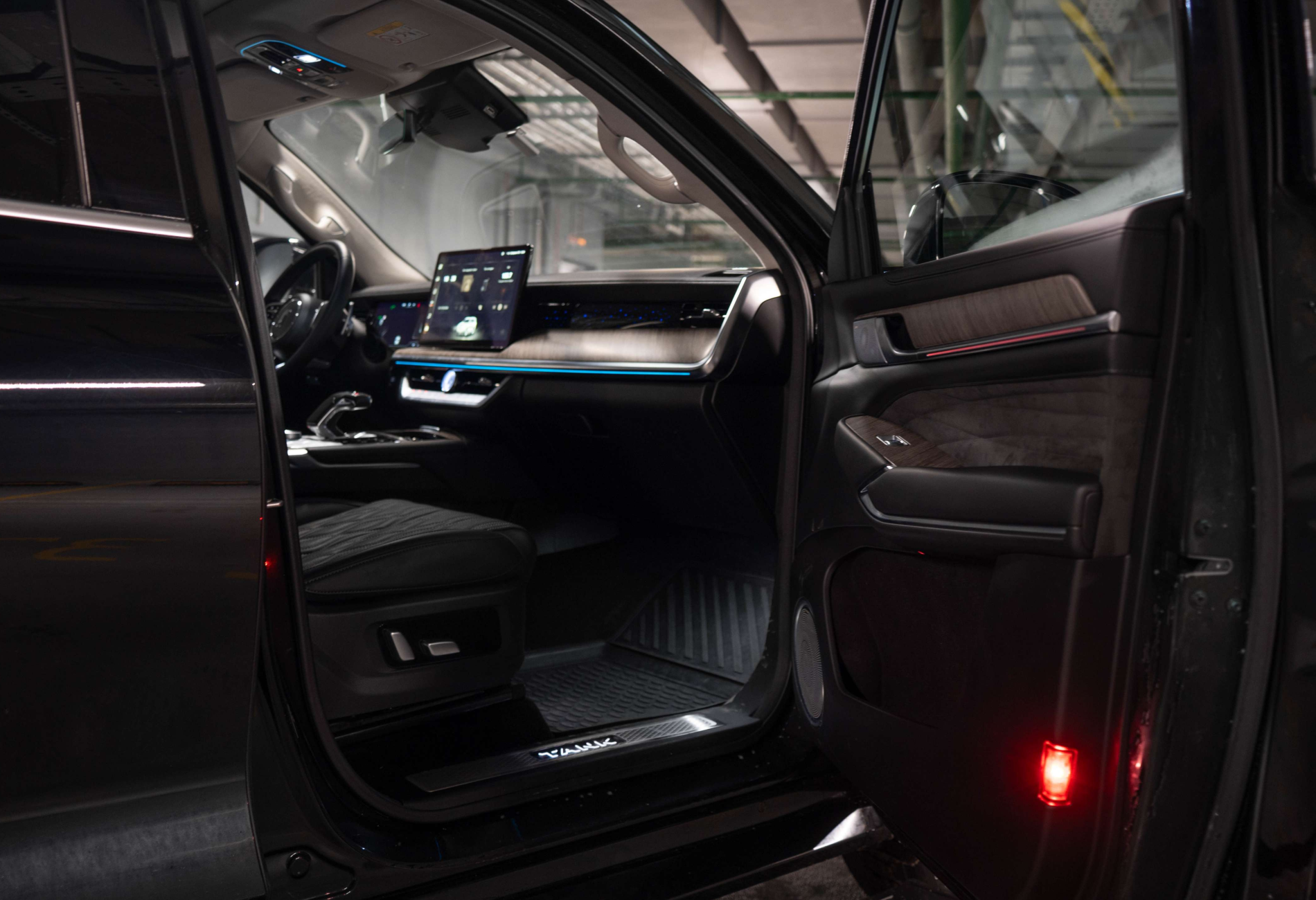 Аренда tank 500 премиум класса 2024 года в городе Москва Водный стадион от 12000 руб./сутки, полный привод, двигатель: бензин, объем 3 литра, каско (Мультидрайв), ОСАГО (Мультидрайв), без водителя, недорого, вид 6 - RentRide