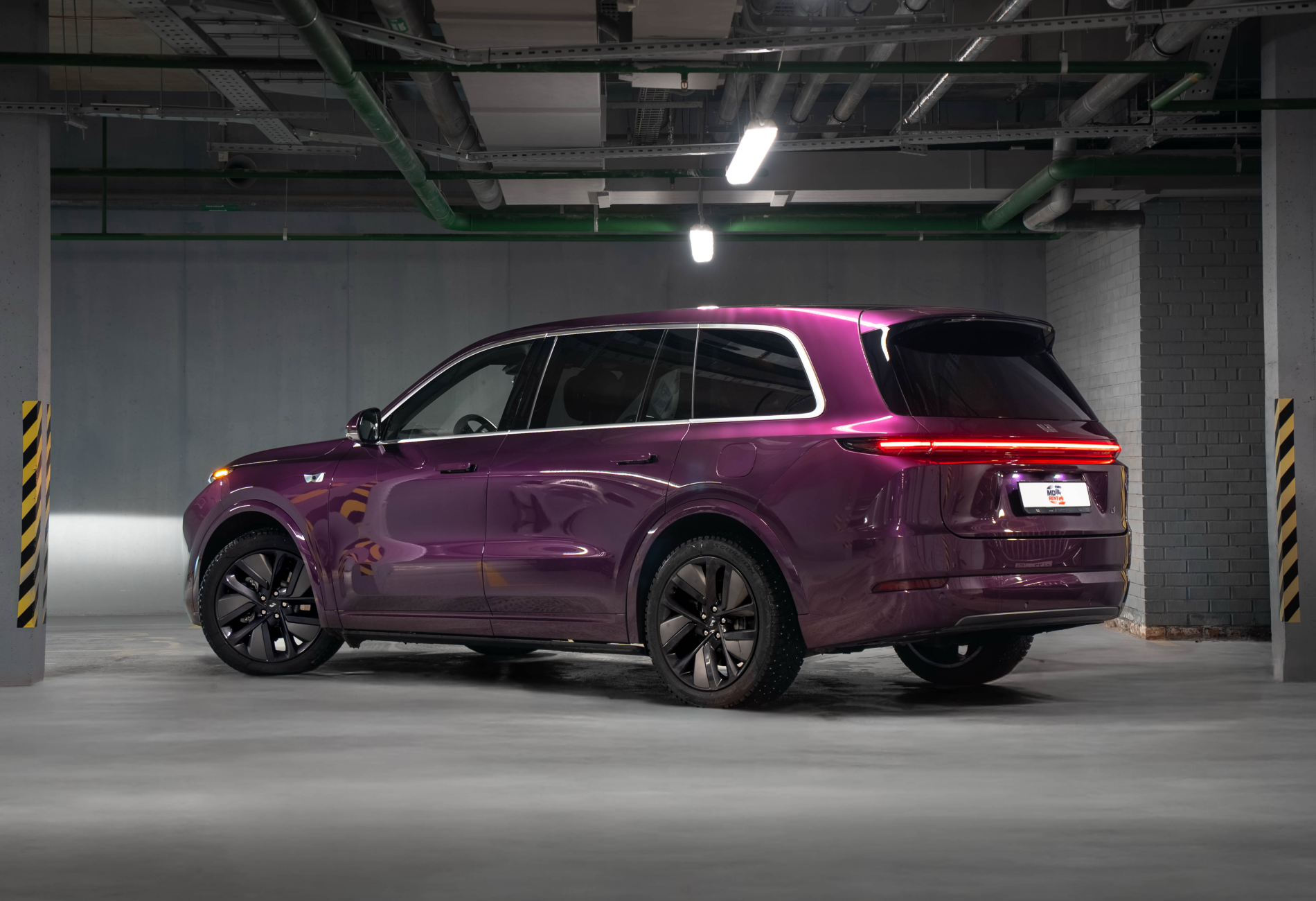 Аренда lixiang l9 бизнес класса 2024 года в городе Москва от 15200 руб./сутки, полный привод, двигатель: гибрид, объем 1.5 литров, каско (Мультидрайв), ОСАГО (Мультидрайв), без водителя, недорого, вид 3 - RentRide