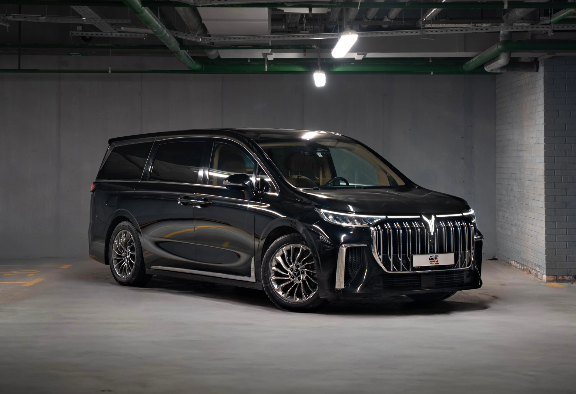 Аренда voyah dream 2024 года в городе Москва от 12800 руб./сутки, полный привод, двигатель: гибрид, объем 1.5 литров, каско (Мультидрайв), ОСАГО (Мультидрайв), без водителя, недорого, вид 2 - RentRide