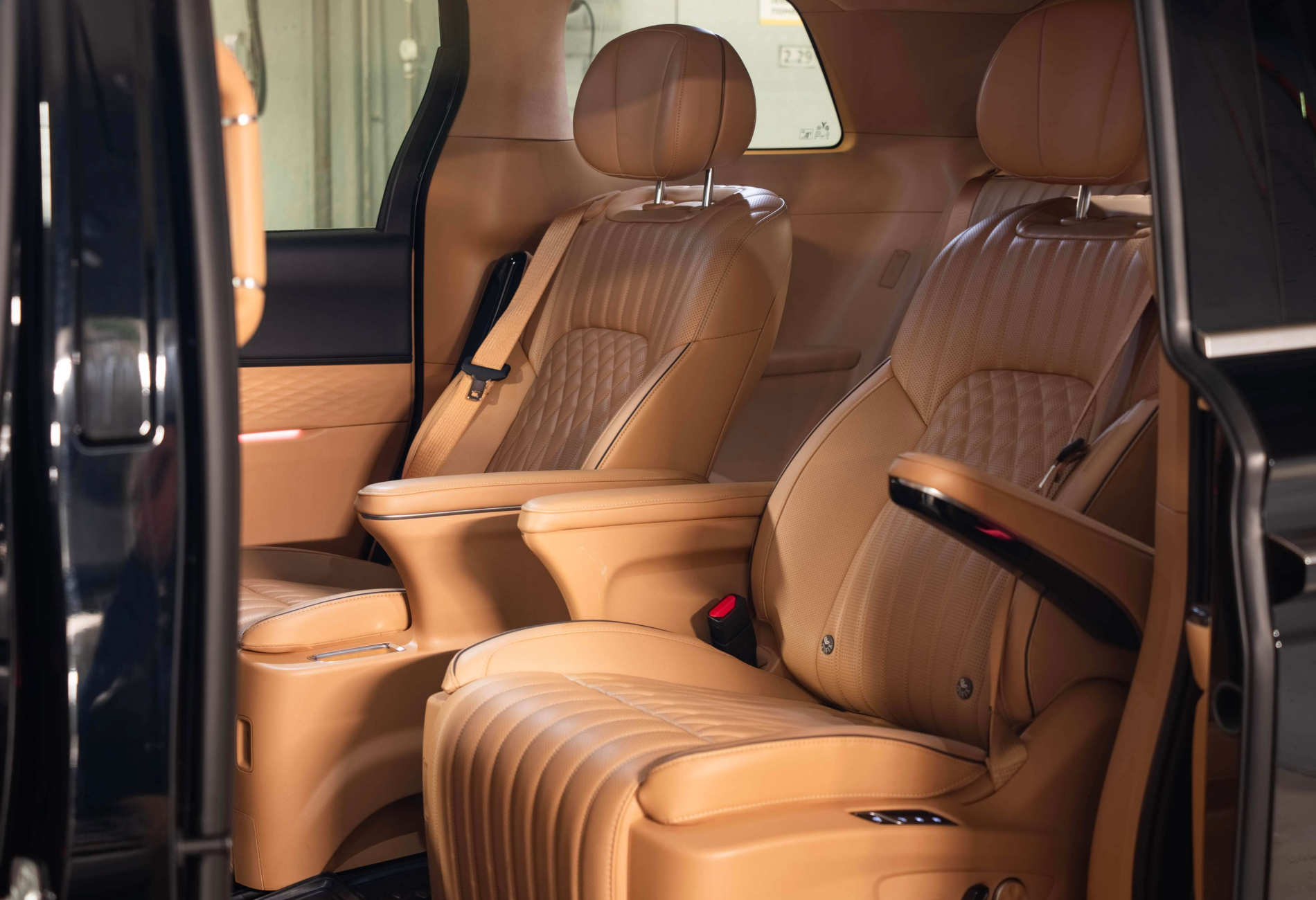 Аренда voyah dream 2024 года в городе Москва от 12800 руб./сутки, полный привод, двигатель: гибрид, объем 1.5 литров, каско (Мультидрайв), ОСАГО (Мультидрайв), без водителя, недорого, вид 8 - RentRide