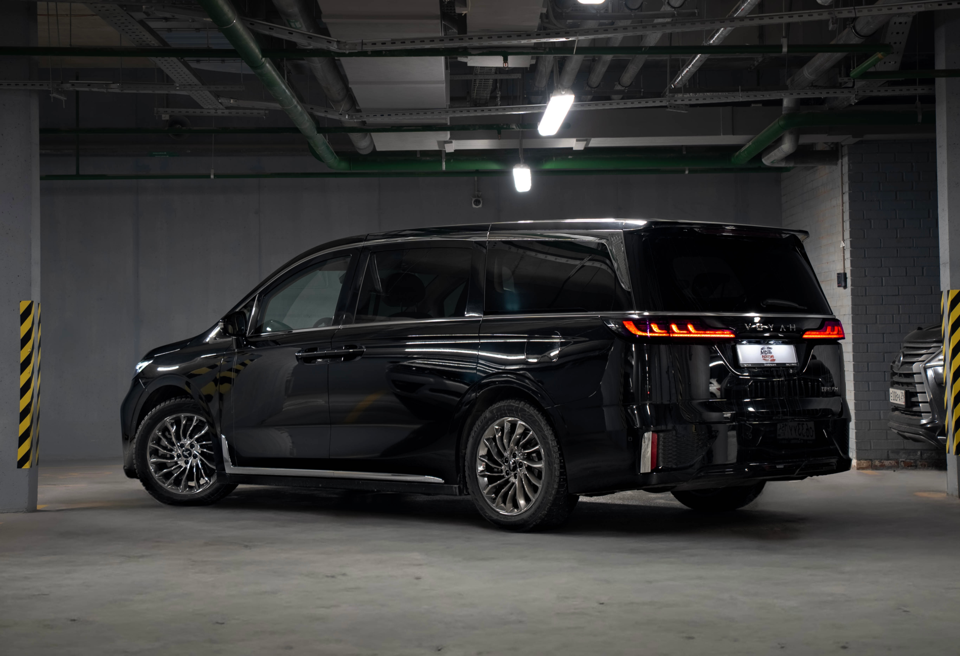 Аренда voyah dream 2024 года в городе Москва от 12800 руб./сутки, полный привод, двигатель: гибрид, объем 1.5 литров, каско (Мультидрайв), ОСАГО (Мультидрайв), без водителя, недорого, вид 4 - RentRide