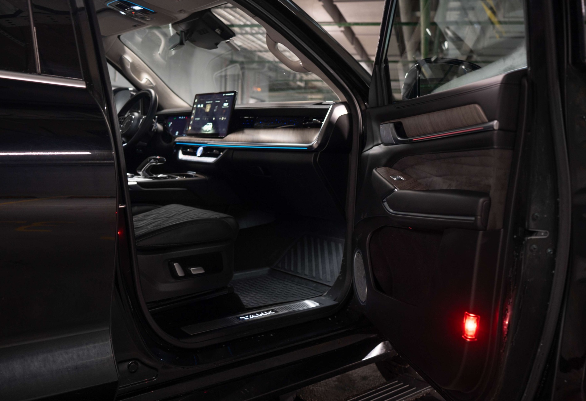 Аренда tank 500 премиум класса 2024 года в городе Москва от 12000 руб./сутки, полный привод, двигатель: бензин, объем 3 литра, каско (Мультидрайв), ОСАГО (Мультидрайв), без водителя, недорого, вид 5 - RentRide