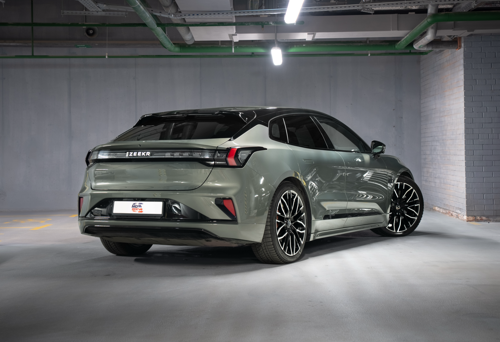 Аренда zeekr 001 премиум класса 2024 года в городе Москва от 14400 руб./сутки, полный привод, объем 2 литра, каско (Мультидрайв), ОСАГО (Мультидрайв), без водителя, недорого, вид 4 - RentRide