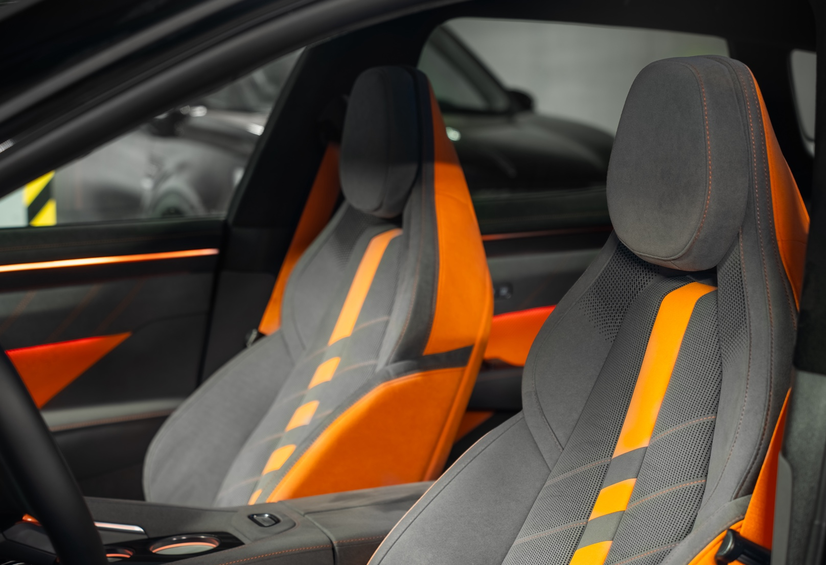 Аренда zeekr 001 премиум класса 2024 года в городе Москва от 14400 руб./сутки, полный привод, объем 2 литра, каско (Мультидрайв), ОСАГО (Мультидрайв), без водителя, недорого, вид 9 - RentRide