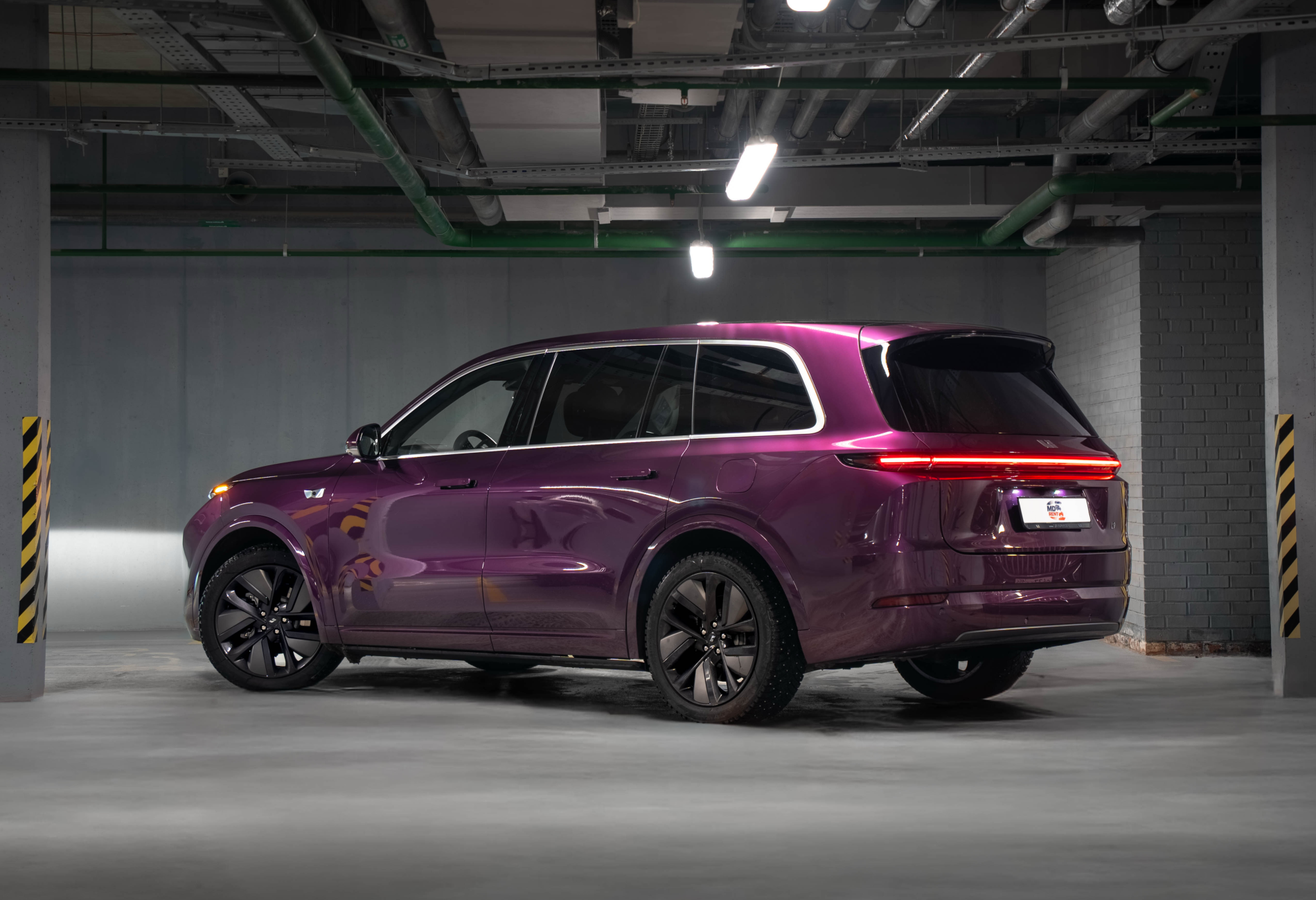 Аренда lixiang l9 премиум класса 2024 года в городе Москва от 15200 руб./сутки, полный привод, двигатель: гибрид, объем 1.5 литров, каско (Мультидрайв), ОСАГО (Мультидрайв), без водителя, недорого, вид 2 - RentRide