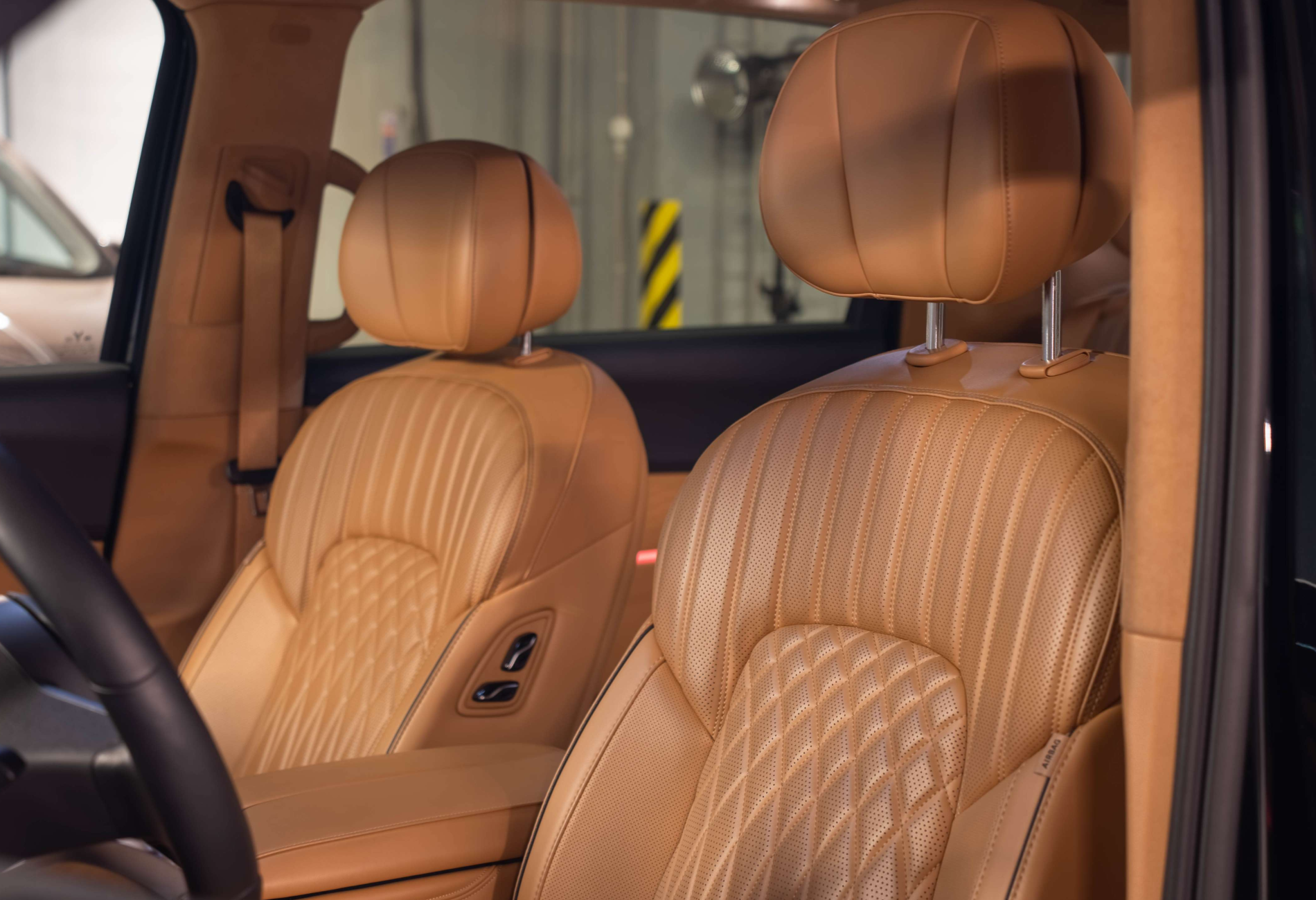 Аренда voyah dream премиум класса 2024 года в городе Москва от 12800 руб./сутки, полный привод, двигатель: гибрид, объем 1.5 литров, каско (Мультидрайв), ОСАГО (Мультидрайв), без водителя, недорого, вид 7 - RentRide