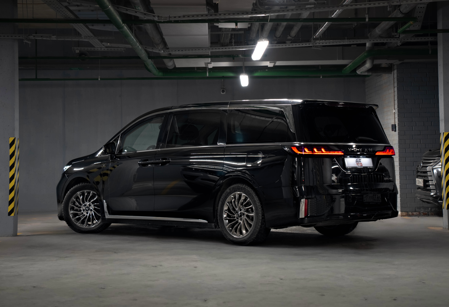 Аренда voyah dream премиум класса 2024 года в городе Москва от 12800 руб./сутки, полный привод, двигатель: гибрид, объем 1.5 литров, каско (Мультидрайв), ОСАГО (Мультидрайв), без водителя, недорого, вид 3 - RentRide