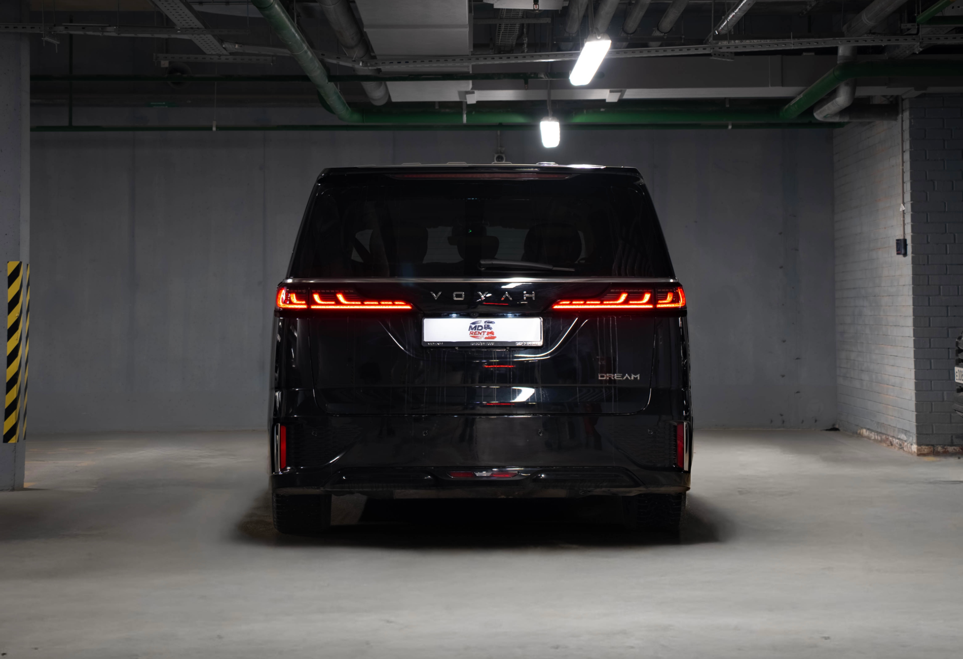 Аренда voyah dream премиум класса 2024 года в городе Москва от 12800 руб./сутки, полный привод, двигатель: гибрид, объем 1.5 литров, каско (Мультидрайв), ОСАГО (Мультидрайв), без водителя, недорого, вид 5 - RentRide