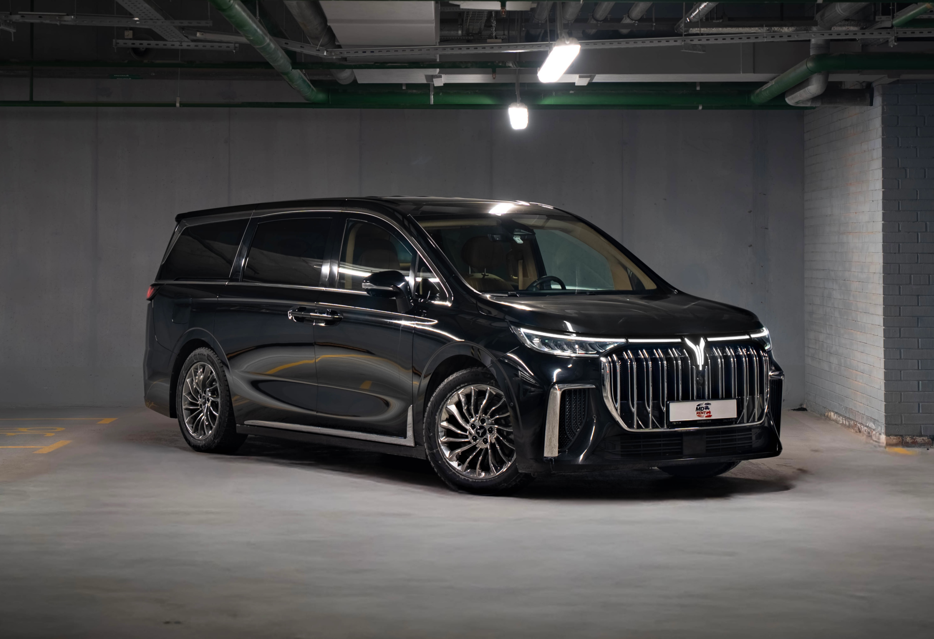 Аренда voyah dream премиум класса 2024 года в городе Москва от 12800 руб./сутки, полный привод, двигатель: гибрид, объем 1.5 литров, каско (Мультидрайв), ОСАГО (Мультидрайв), без водителя, недорого, вид 2 - RentRide