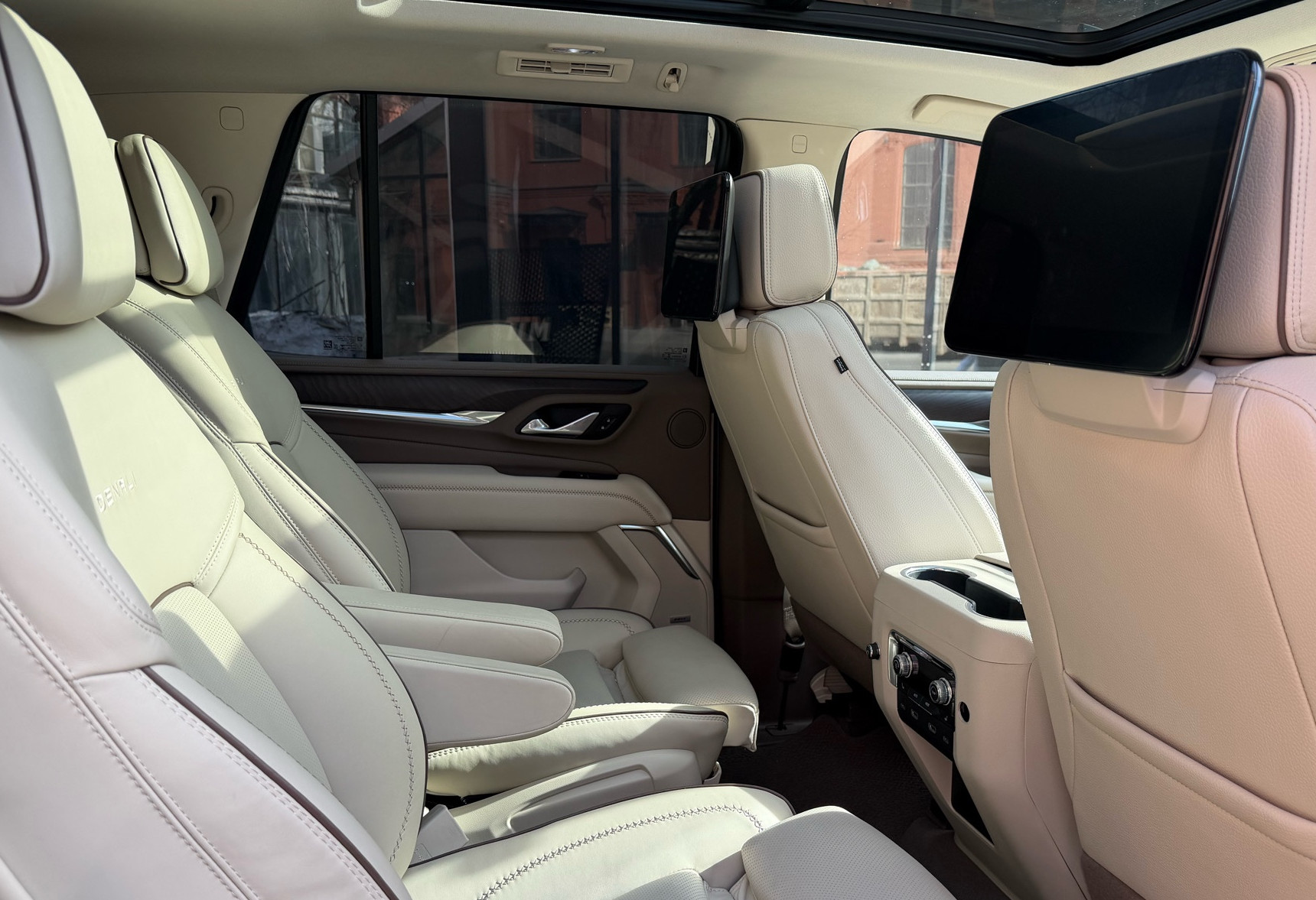 Аренда gmc yukon премиум класса 2022 года в городе Москва Бауманская от 27500 руб./сутки, полный привод, двигатель: бензин, объем 6.2 литра, каско (Мультидрайв), ОСАГО (Мультидрайв), без водителя, недорого, вид 7 - RentRide