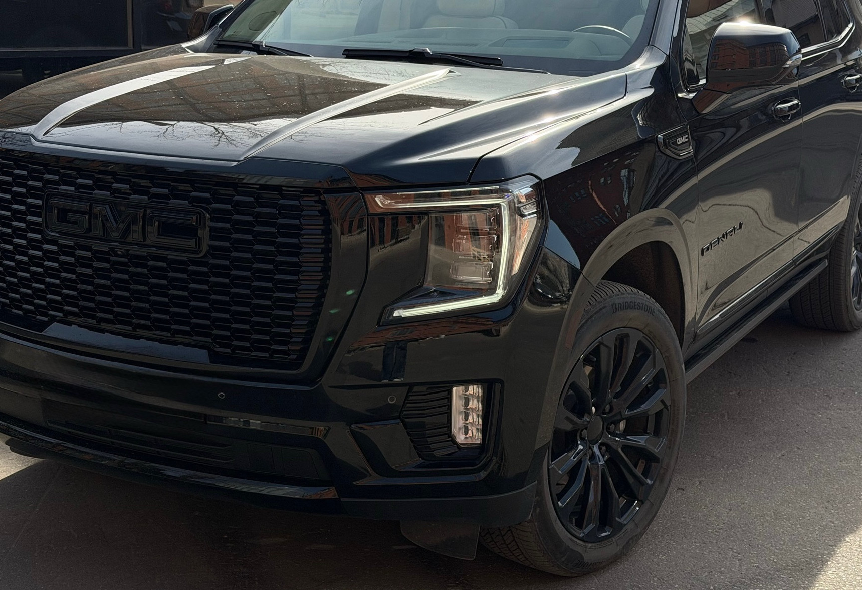 Аренда gmc yukon премиум класса 2022 года в городе Москва Бауманская от 27500 руб./сутки, полный привод, двигатель: бензин, объем 6.2 литра, каско (Мультидрайв), ОСАГО (Мультидрайв), без водителя, недорого, вид 2 - RentRide