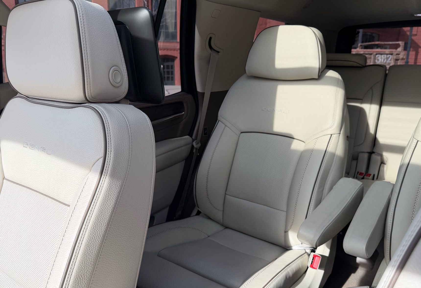 Аренда gmc yukon премиум класса 2022 года в городе Москва Бауманская от 27500 руб./сутки, полный привод, двигатель: бензин, объем 6.2 литра, каско (Мультидрайв), ОСАГО (Мультидрайв), без водителя, недорого, вид 8 - RentRide