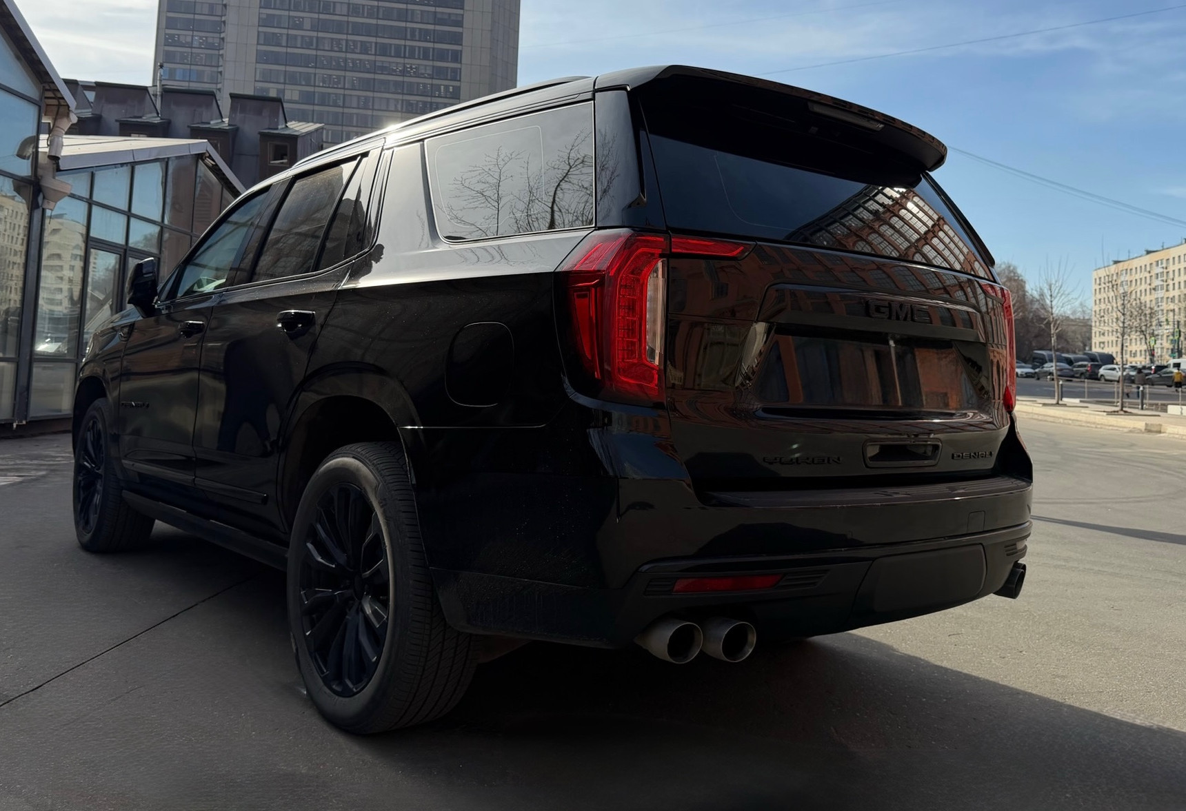 Аренда gmc yukon премиум класса 2022 года в городе Москва Бауманская от 27500 руб./сутки, полный привод, двигатель: бензин, объем 6.2 литра, каско (Мультидрайв), ОСАГО (Мультидрайв), без водителя, недорого, вид 4 - RentRide