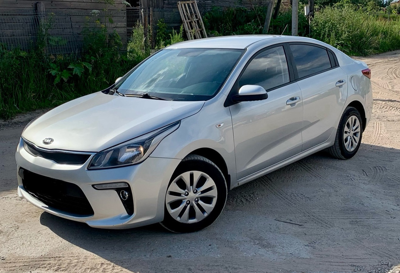 Аренда kia rio эконом класса 2017 года в городе Москва ВДНХ от 1690 руб./сутки, передний привод, двигатель: бензин, объем 1.6 литров, ОСАГО (Мультидрайв), без водителя, недорого - RentRide