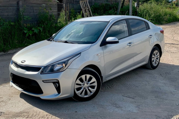 Прокат авто kia rio эконом класса 2017 года в городе Москва ВДНХ от 1690 руб./сутки, передний привод, двигатель: бензин, объем 1.6 литров, ОСАГО (Мультидрайв), без водителя, недорого - RentRide