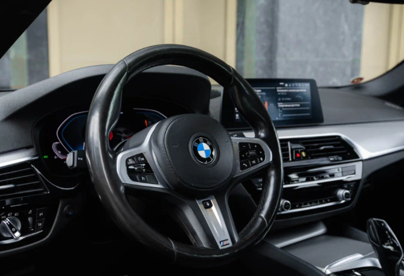 Аренда bmw 5-serii бизнес класса 2019 года в городе Москва от 9600 руб./сутки, полный привод, двигатель: гибрид, объем 2 литра, ОСАГО (Мультидрайв), без водителя, недорого, вид 2 - RentRide