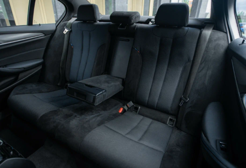 Аренда bmw 5-serii бизнес класса 2019 года в городе Москва от 9600 руб./сутки, полный привод, двигатель: гибрид, объем 2 литра, ОСАГО (Мультидрайв), без водителя, недорого, вид 3 - RentRide