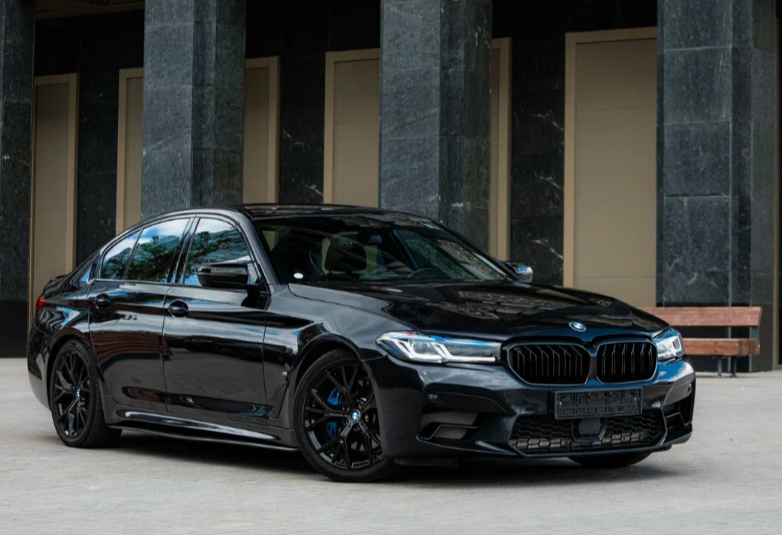 Аренда bmw 5-serii бизнес класса 2019 года в городе Москва от 9600 руб./сутки, полный привод, двигатель: гибрид, объем 2 литра, ОСАГО (Мультидрайв), без водителя, недорого - RentRide