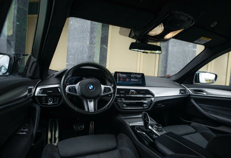 Аренда bmw 5-serii бизнес класса 2019 года в городе Москва от 9600 руб./сутки, полный привод, двигатель: гибрид, объем 2 литра, ОСАГО (Мультидрайв), без водителя, недорого, вид 4 - RentRide