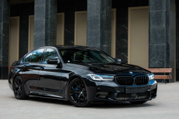 Прокат авто bmw 5-serii бизнес класса 2019 года в городе Москва от 9600 руб./сутки, полный привод, двигатель: гибрид, объем 2 литра, ОСАГО (Мультидрайв), без водителя, недорого - RentRide