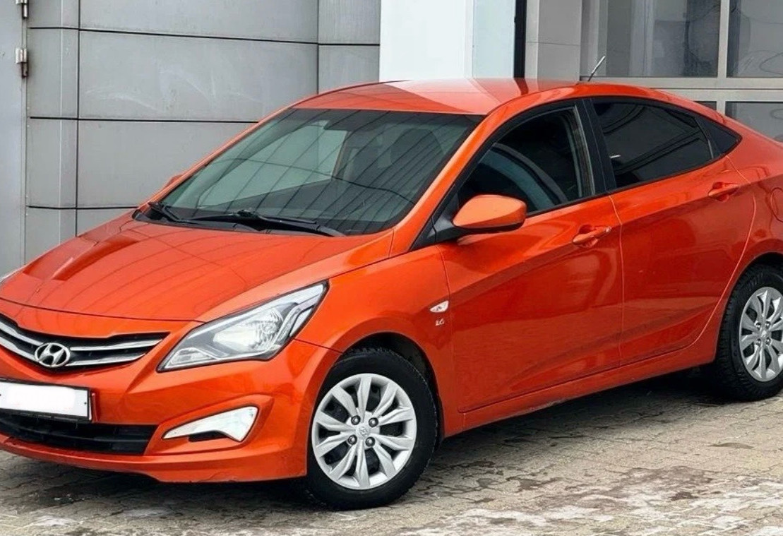 Аренда hyundai solaris эконом класса 2015 года в городе Москва Нагорная от 2490 руб./сутки, передний привод, двигатель: бензин, объем 1.6 литров, ОСАГО (Впишу в полис), без водителя, недорого - RentRide