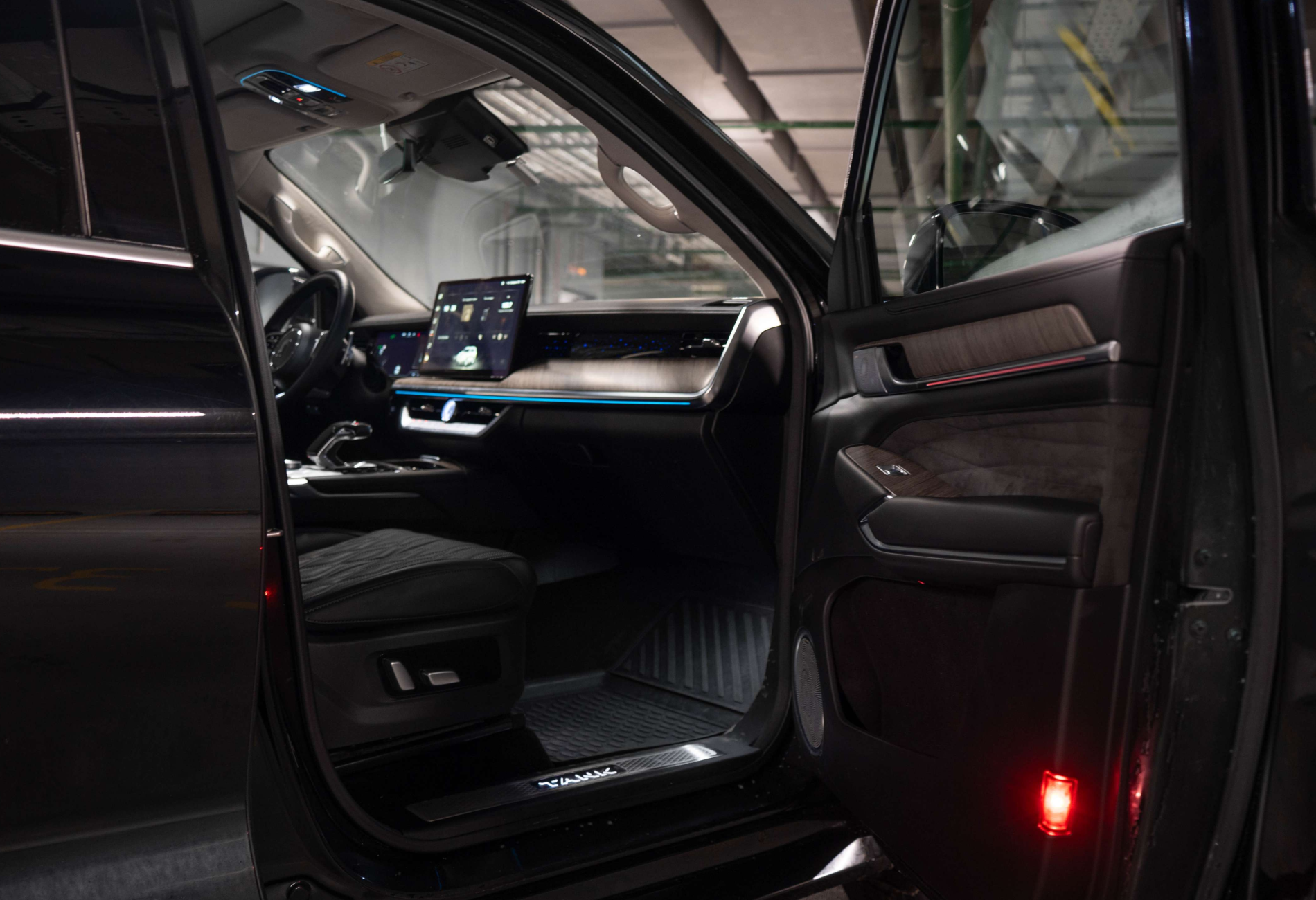 Аренда tank 500 премиум класса 2024 года в городе Москва от 11200 руб./сутки, полный привод, двигатель: бензин, объем 3 литра, каско (Мультидрайв), ОСАГО (Мультидрайв), без водителя, недорого, вид 4 - RentRide