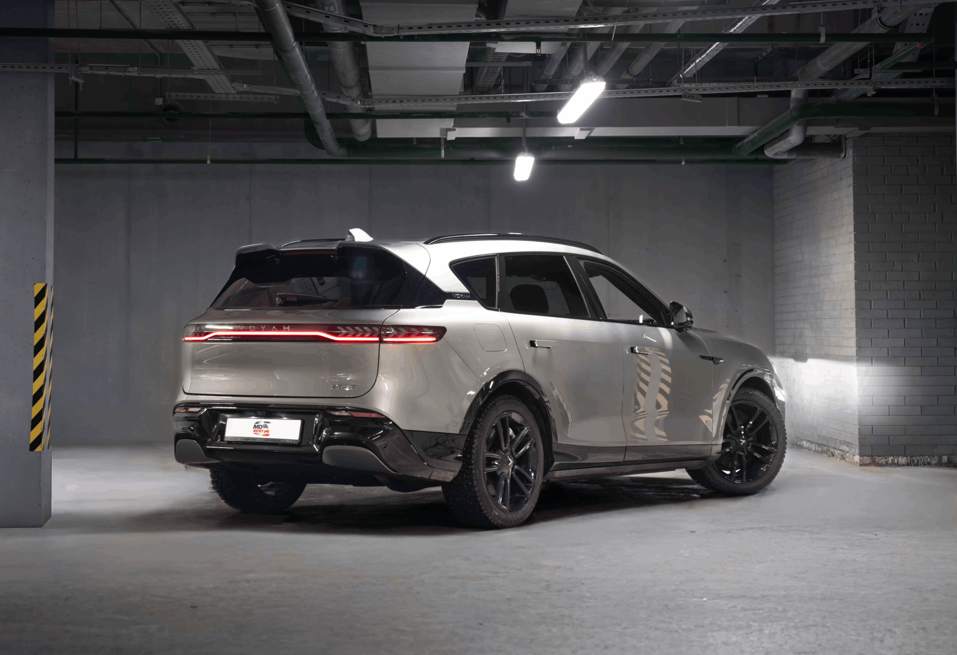 Аренда voyah free премиум класса 2025 года в городе Москва от 11200 руб./сутки, полный привод, двигатель: гибрид, объем 1.5 литров, каско (Мультидрайв), ОСАГО (Мультидрайв), без водителя, недорого, вид 3 - RentRide