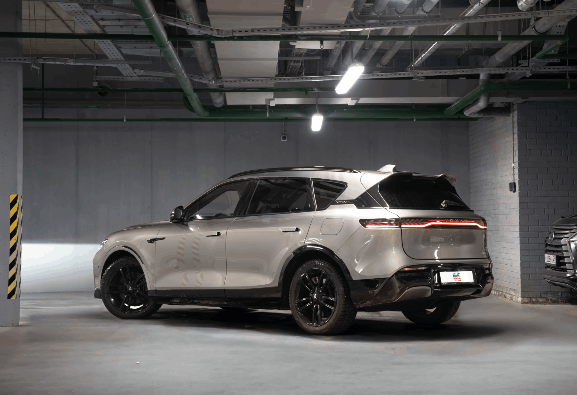 Аренда voyah free премиум класса 2025 года в городе Москва от 11200 руб./сутки, полный привод, двигатель: гибрид, объем 1.5 литров, каско (Мультидрайв), ОСАГО (Мультидрайв), без водителя, недорого, вид 4 - RentRide