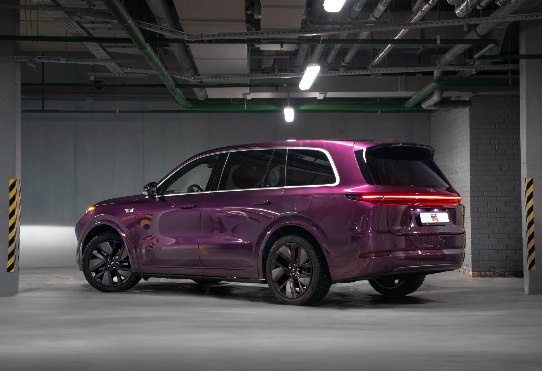 Аренда lixiang l9 премиум класса 2024 года в городе Москва от 15200 руб./сутки, полный привод, двигатель: гибрид, объем 1.5 литров, каско (Мультидрайв), ОСАГО (Мультидрайв), без водителя, недорого, вид 2 - RentRide