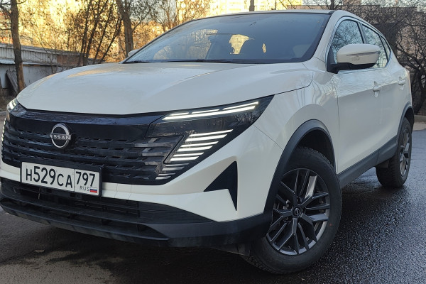 Прокат авто nissan qashqai комфорт класса 2025 года в городе Москва Верхние Котлы от 4000 руб./сутки, передний привод, двигатель: бензин, объем 2 литра, ОСАГО (Впишу в полис), без водителя, недорого - RentRide
