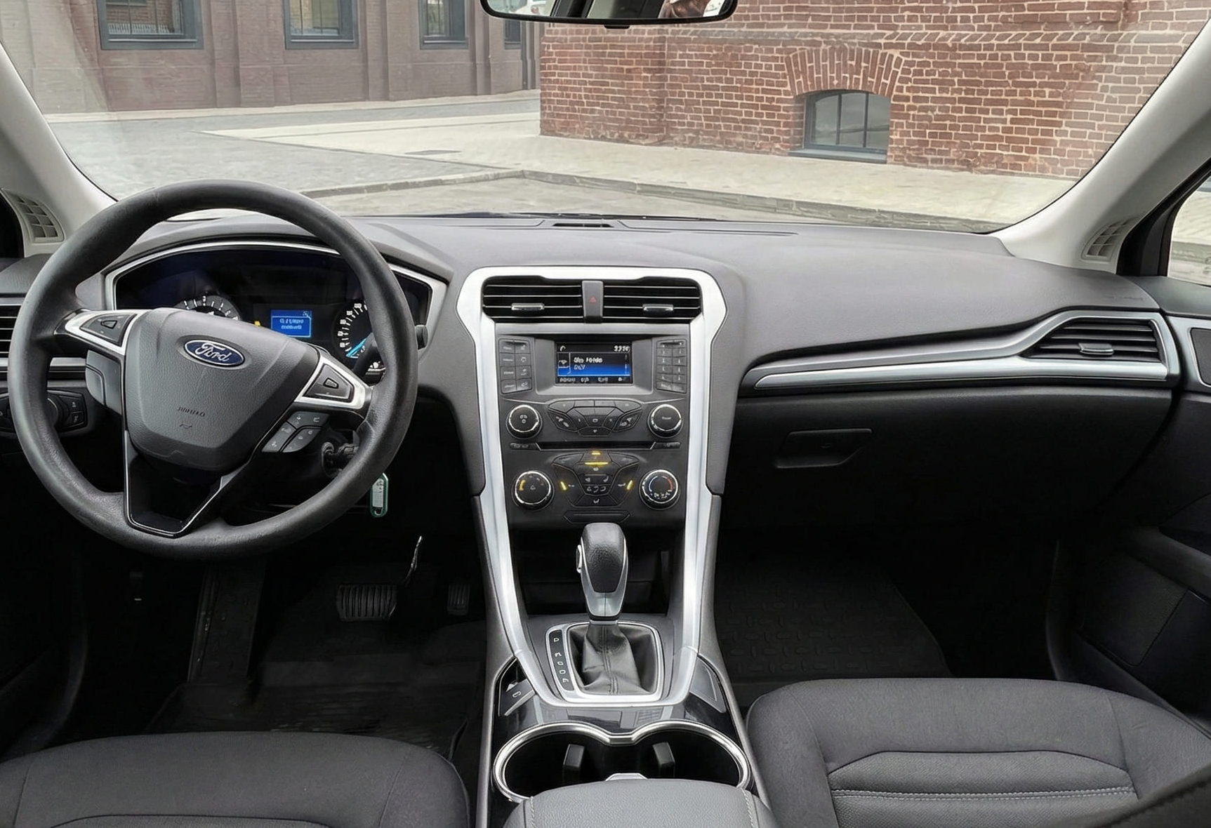 Аренда ford mondeo комфорт класса 2016 года в городе Москва Электрозаводская от 3200 руб./сутки, передний привод, двигатель: бензин, объем 2.5 литров, ОСАГО (Мультидрайв), без водителя, недорого, вид 3 - RentRide