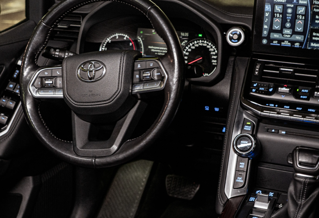 Аренда toyota land-cruiser бизнес класса 2022 года в городе Москва Нахимовский проспект от 23200 руб./сутки, полный привод, двигатель: дизель, объем 3.3 литра, ОСАГО (Мультидрайв), без водителя, недорого, вид 4 - RentRide