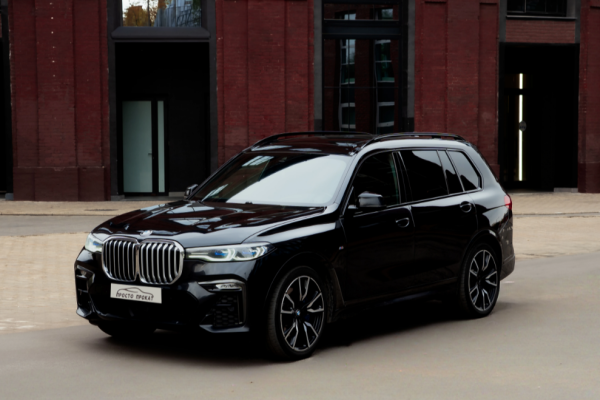 Прокат авто bmw x7 премиум класса 2021 года в городе Москва Нахимовский проспект от 19200 руб./сутки, полный привод, двигатель: дизель, объем 3 литра, ОСАГО (Мультидрайв), без водителя, недорого - RentRide