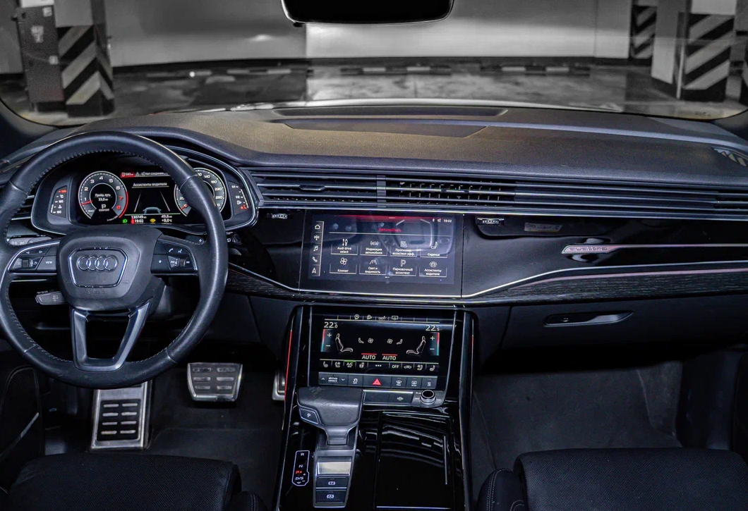 Аренда audi q8 премиум класса 2019 года в городе Москва Нахимовский проспект от 15200 руб./сутки, полный привод, двигатель: бензин, объем 3 литра, ОСАГО (Мультидрайв), без водителя, недорого, вид 4 - RentRide