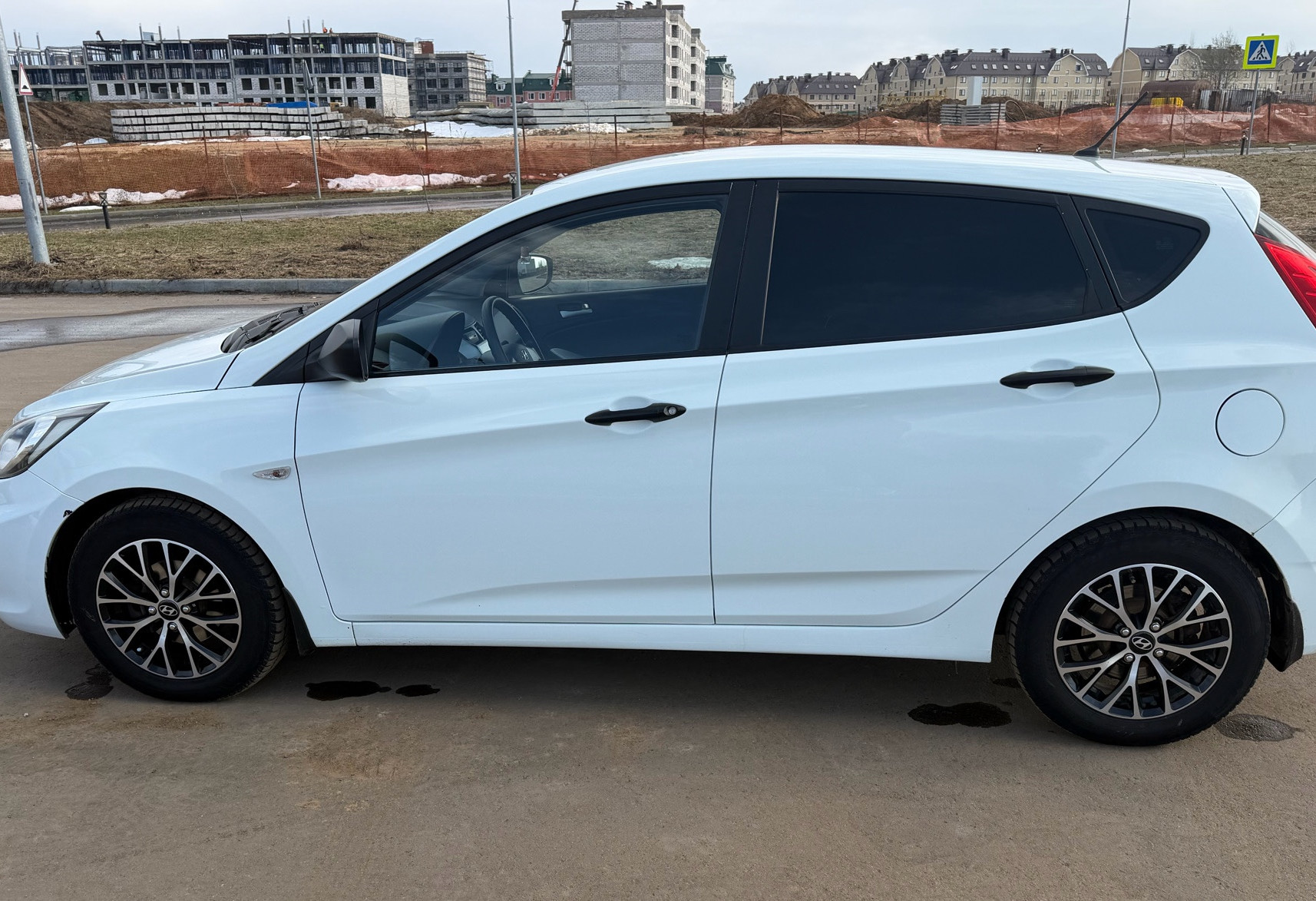 Аренда hyundai solaris эконом класса 2013 года в городе Москва Алтуфьево от 2000 руб./сутки, передний привод, двигатель: бензин, объем 1.4 литра, ОСАГО (Мультидрайв), без водителя, недорого, вид 8 - RentRide