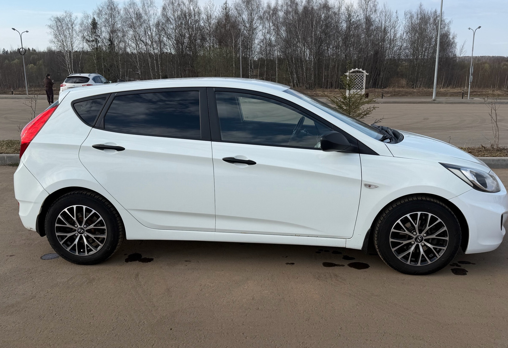 Аренда hyundai solaris эконом класса 2013 года в городе Москва Алтуфьево от 2000 руб./сутки, передний привод, двигатель: бензин, объем 1.4 литра, ОСАГО (Мультидрайв), без водителя, недорого - RentRide