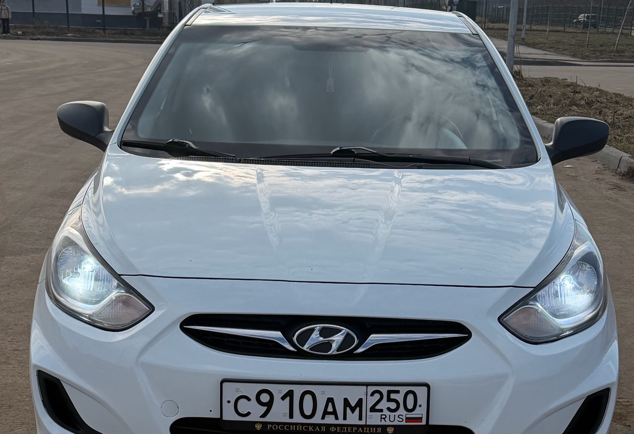 Аренда hyundai solaris эконом класса 2013 года в городе Москва Алтуфьево от 2000 руб./сутки, передний привод, двигатель: бензин, объем 1.4 литра, ОСАГО (Мультидрайв), без водителя, недорого, вид 2 - RentRide