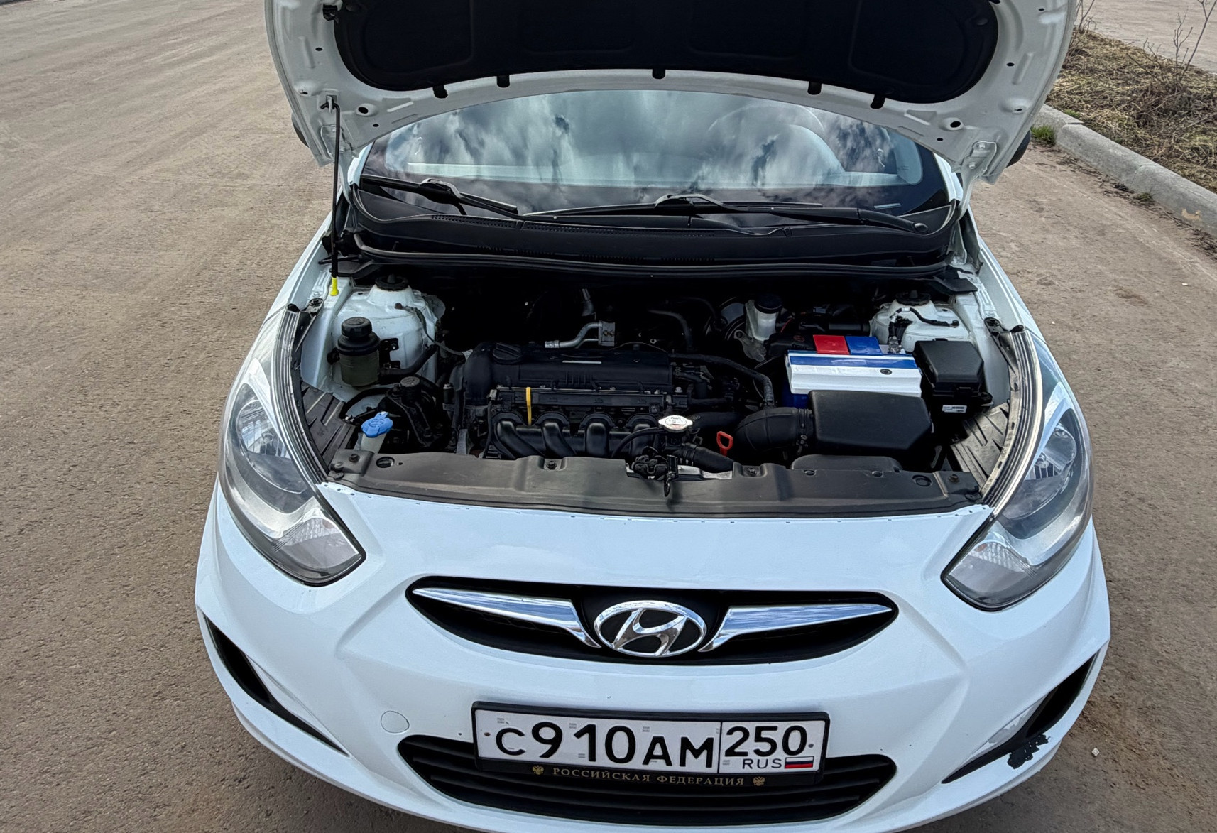 Аренда hyundai solaris эконом класса 2013 года в городе Москва Алтуфьево от 2000 руб./сутки, передний привод, двигатель: бензин, объем 1.4 литра, ОСАГО (Мультидрайв), без водителя, недорого, вид 9 - RentRide