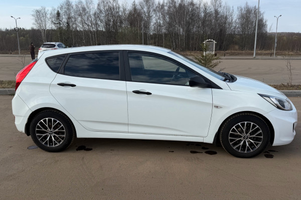 Прокат авто hyundai solaris эконом класса 2013 года в городе Москва Алтуфьево от 2000 руб./сутки, передний привод, двигатель: бензин, объем 1.4 литра, ОСАГО (Мультидрайв), без водителя, недорого - RentRide