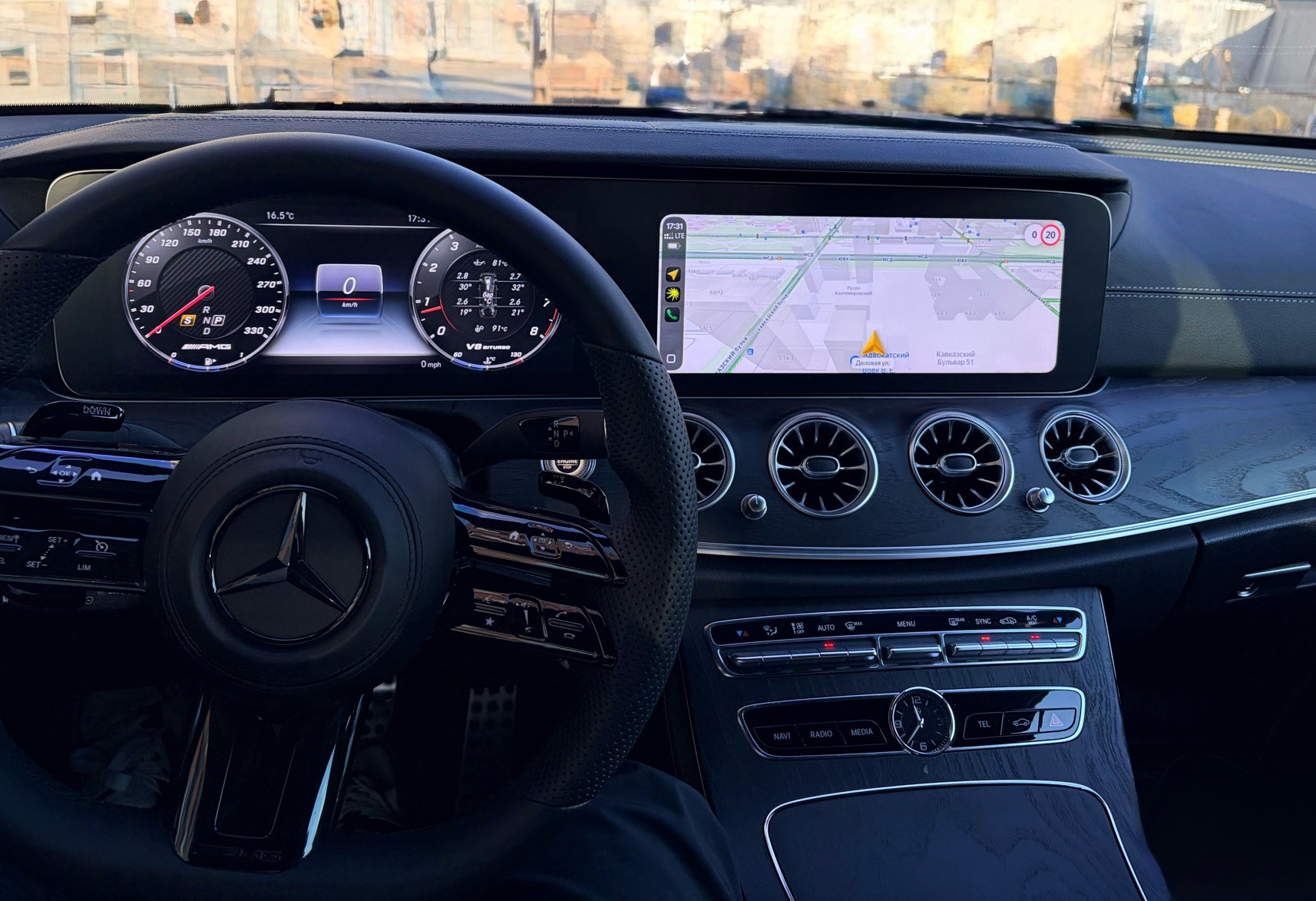 Аренда mercedes-benz e-klass бизнес класса 2017 года в городе Москва Кантемировская от 9800 руб./сутки, задний привод, двигатель: бензин, объем 2 литра, ОСАГО (Впишу в полис), без водителя, недорого, вид 3 - RentRide