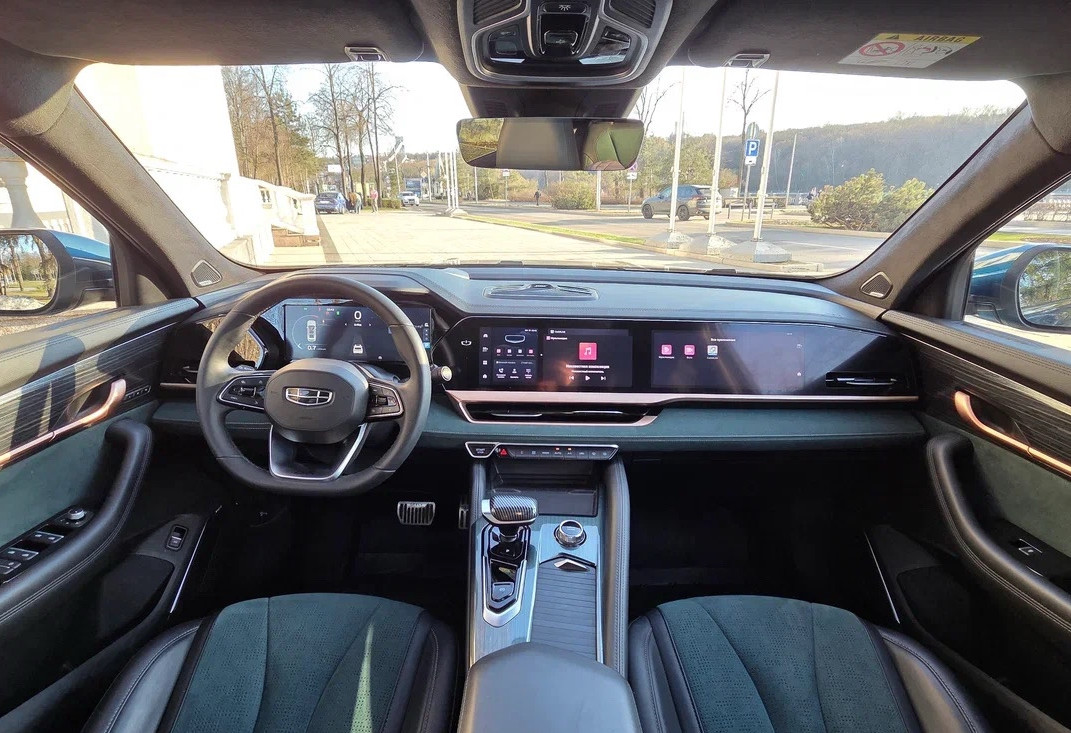 Аренда geely monjaro бизнес класса 2024 года в городе Москва Киевская от 8800 руб./сутки, полный привод, двигатель: бензин, объем 2 литра, без водителя, недорого, вид 5 - RentRide