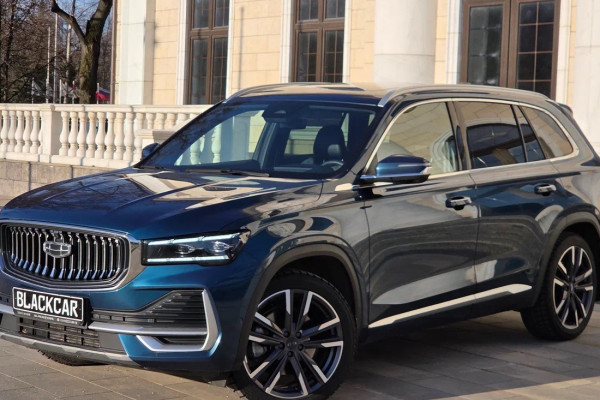 Прокат авто geely monjaro бизнес класса 2024 года в городе Москва Киевская от 8800 руб./сутки, полный привод, двигатель: бензин, объем 2 литра, без водителя, недорого - RentRide