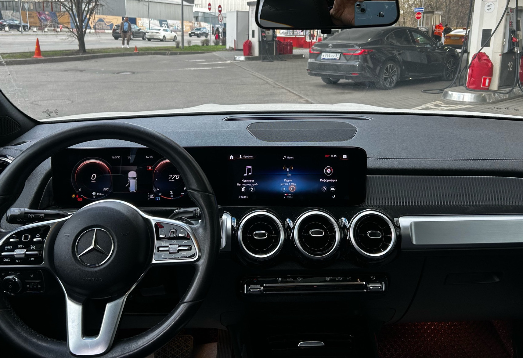 Аренда mercedes-benz glb стандарт класса 2021 года в городе Москва Проспект Мира от 4800 руб./сутки, передний привод, двигатель: бензин, объем 1.3 литра, ОСАГО (Мультидрайв), без водителя, недорого, вид 2 - RentRide