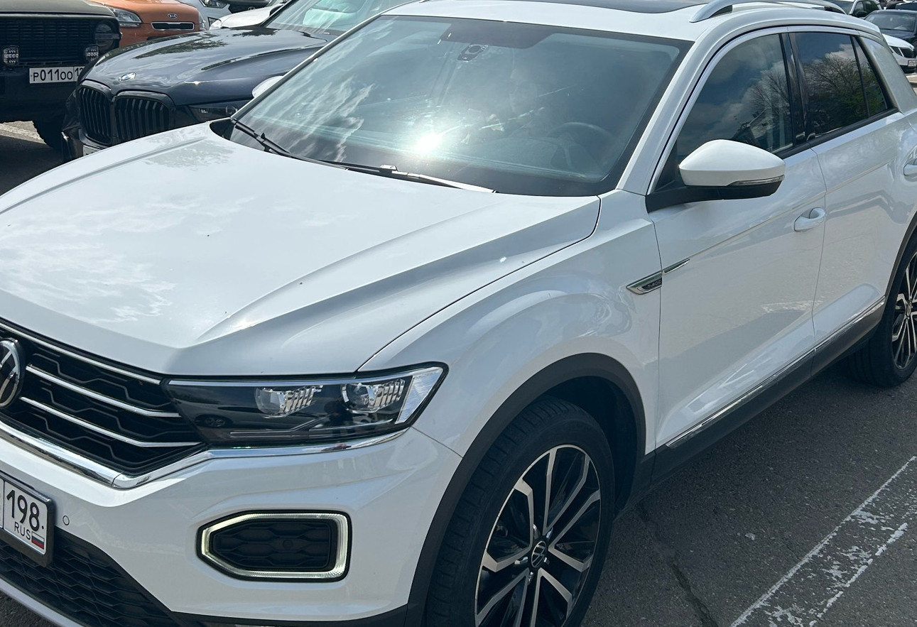 Аренда volkswagen t-roc эконом класса 2023 года в городе Москва от 3040 руб./сутки, передний привод, двигатель: бензин, объем 1.4 литра, ОСАГО (Мультидрайв), без водителя, недорого, вид 3 - RentRide