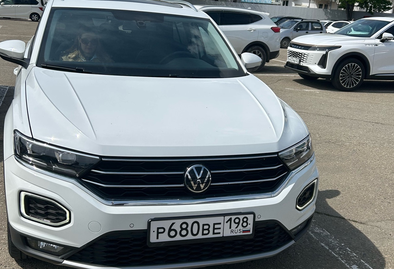 Аренда volkswagen t-roc эконом класса 2023 года в городе Москва от 3040 руб./сутки, передний привод, двигатель: бензин, объем 1.4 литра, ОСАГО (Мультидрайв), без водителя, недорого - RentRide