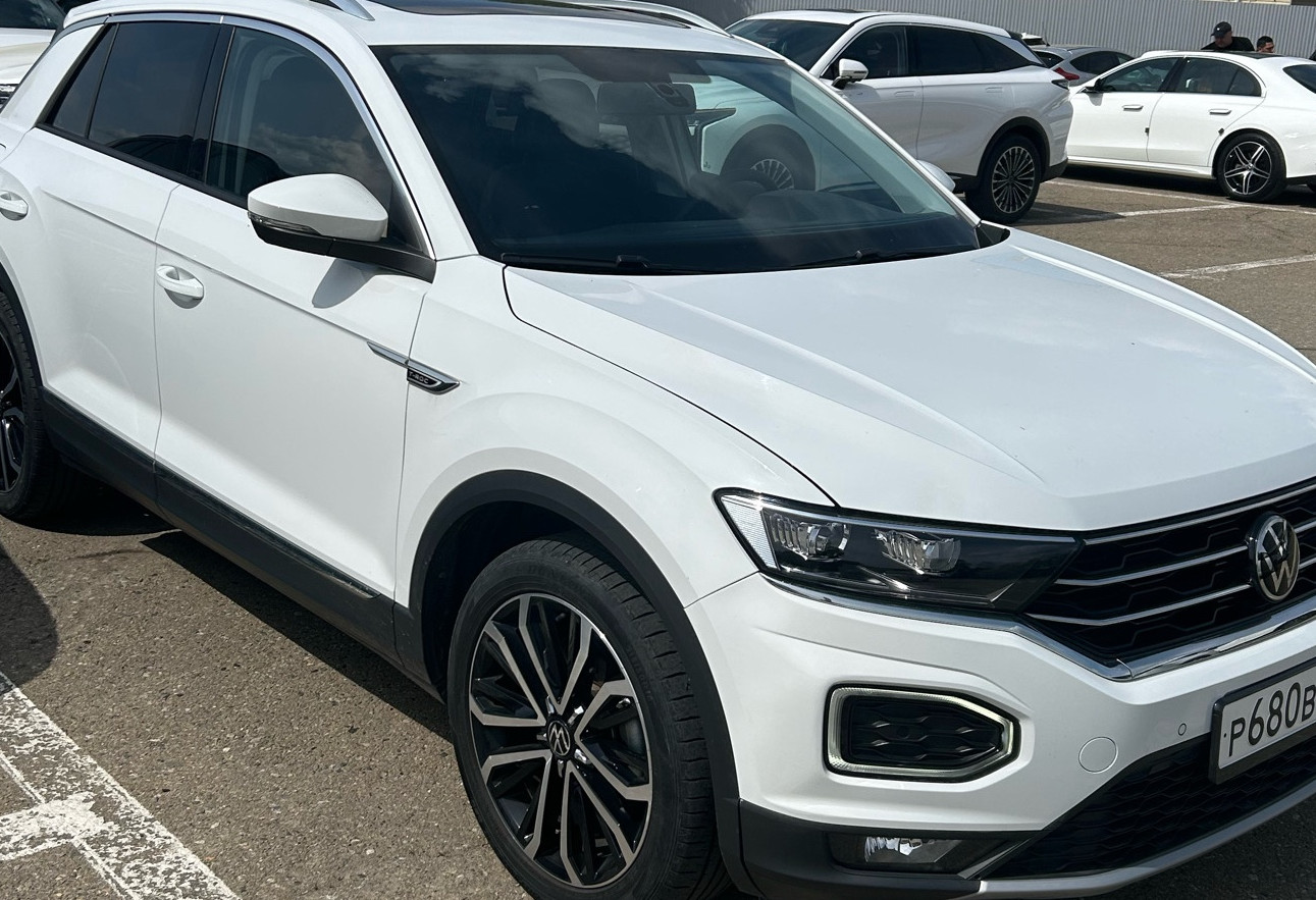 Аренда volkswagen t-roc эконом класса 2023 года в городе Москва от 3040 руб./сутки, передний привод, двигатель: бензин, объем 1.4 литра, ОСАГО (Мультидрайв), без водителя, недорого, вид 2 - RentRide