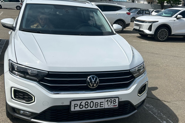 Прокат авто volkswagen t-roc эконом класса 2023 года в городе Краснодар от 3040 руб./сутки, передний привод, двигатель: бензин, объем 1.4 литра, ОСАГО (Мультидрайв), без водителя, недорого - RentRide