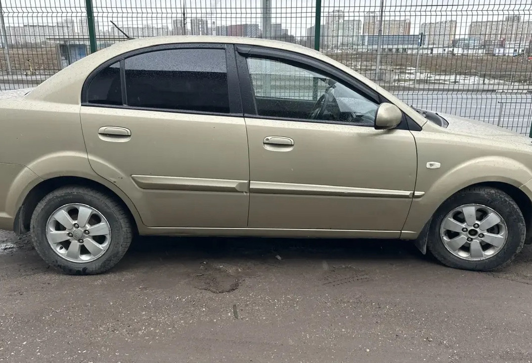 Аренда kia rio эконом класса 2010 года в городе Москва Теплый Стан от 900 руб./сутки, передний привод, двигатель: бензин, объем 1.4 литра, ОСАГО (Впишу в полис), без водителя, недорого, вид 3 - RentRide