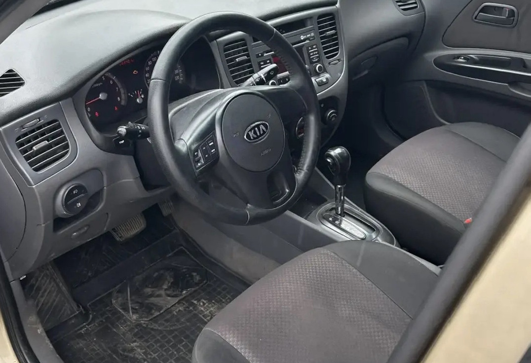 Аренда kia rio эконом класса 2010 года в городе Москва Теплый Стан от 900 руб./сутки, передний привод, двигатель: бензин, объем 1.4 литра, ОСАГО (Впишу в полис), без водителя, недорого, вид 4 - RentRide