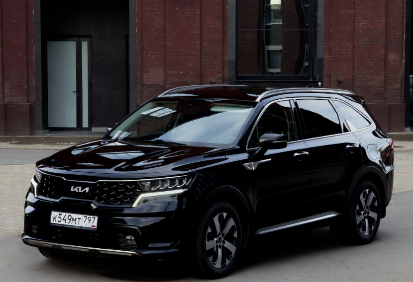 Аренда kia sorento комфорт класса 2023 года в городе Москва Нахимовский проспект от 9600 руб./сутки, полный привод, двигатель: дизель, объем 2.2 литра, ОСАГО (Мультидрайв), без водителя, недорого - RentRide